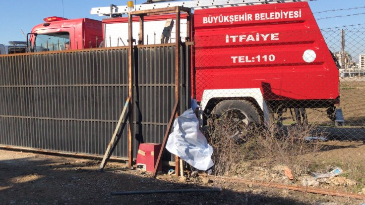 Adana'da bir çocuk otomatik kapıya sıkışarak öldü
