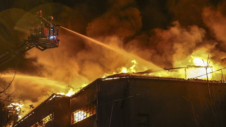 Zeytinburnu'nda iki tekstil fabrikası yandı