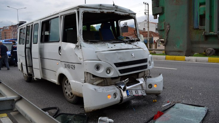 Balıkesir'de işçi minibüsü kaza yaptı: 10 yaralı