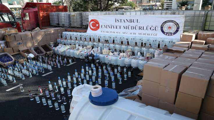İstanbul Emniyeti'nin bahçesinde 256 ton sahte içki sergilendi