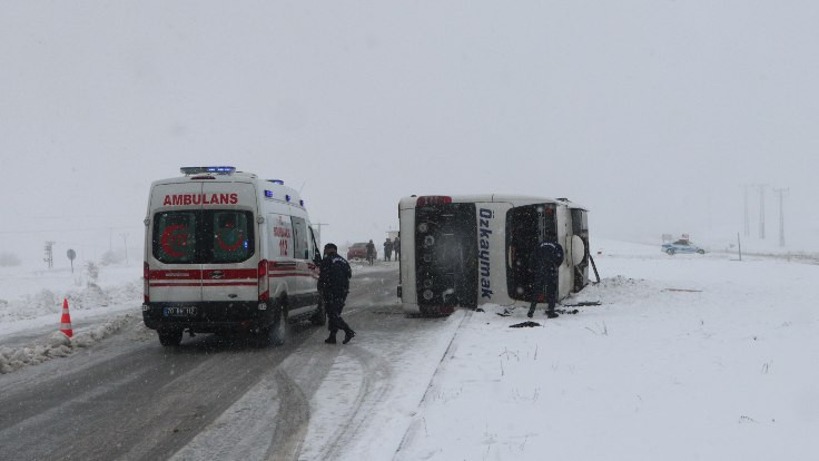 Karaman'da otobüs devrildi: 22 yaralı