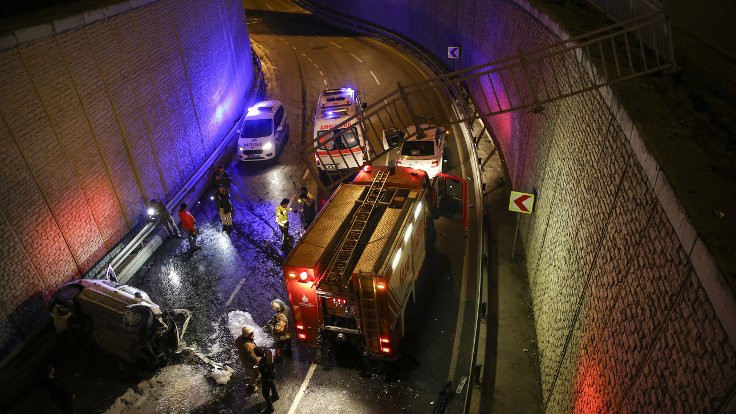 İstanbul'da otomobil alt geçide düştü