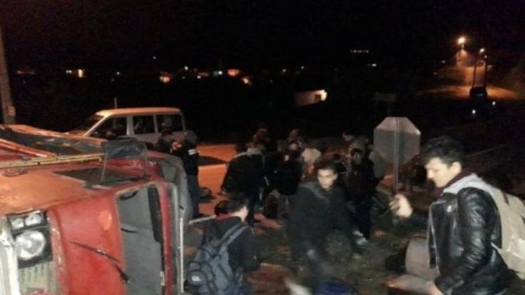 Kamyonet devrildi: 32 mülteci yaralandı