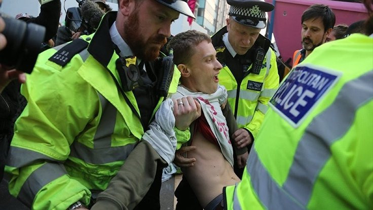 İngiliz polisi, gözaltındaki eylemcilere binlerce sterlinlik vegan yemek almak zorunda kaldı