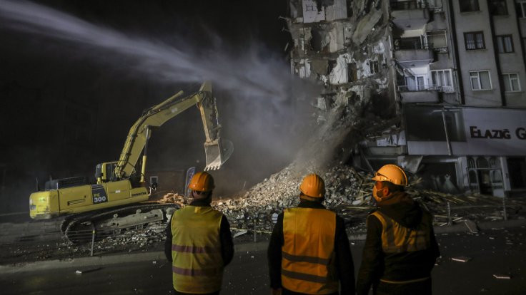 Elazığ'da ağır hasarlı 72 bina yıkılacak