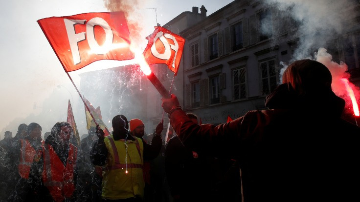 Protestocular Versaille Sarayı'ndaki Macron'un etrafını sardı