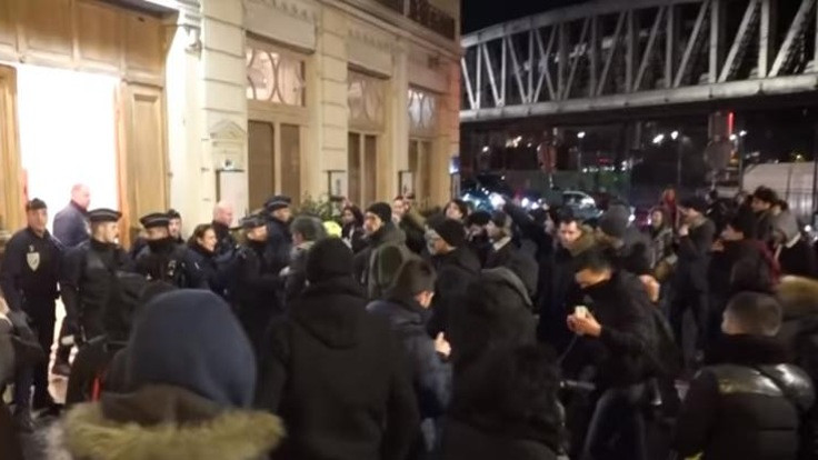 Protestocular Macron'un çevresini sardı