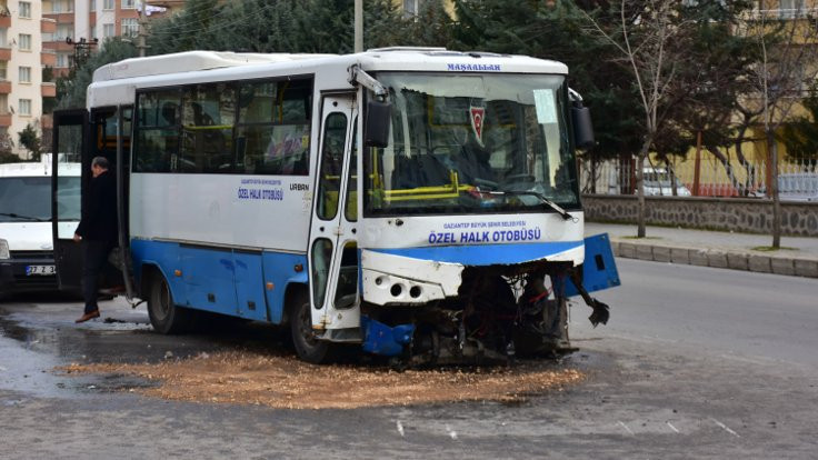 Gaziantep'te midibüs ile otomobil çapıştı: 1 ölü, 7 yaralı