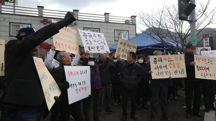 Güney Kore'de virüs isyanı: Gelmesinler diye traktörle yolu kapattılar