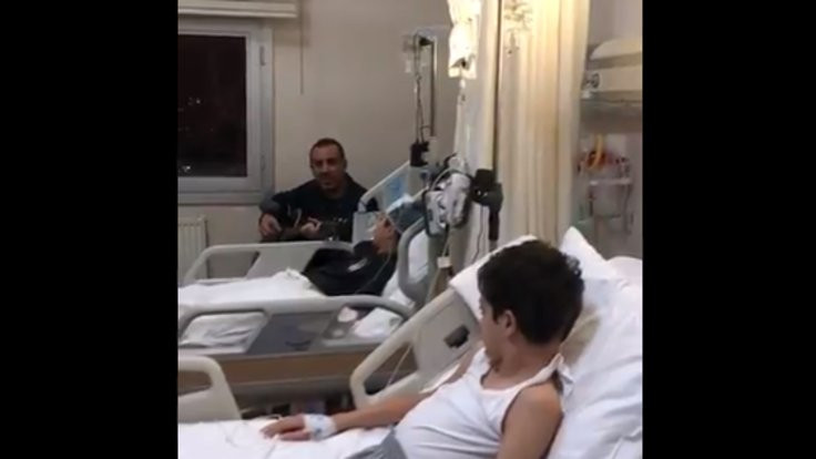 Haluk Levent yeni yıla tedavi gören çocuklarla hastanede girdi