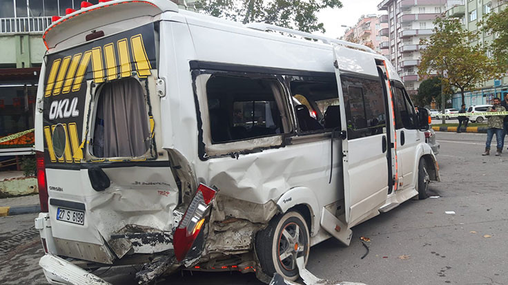 Otomobil öğrenci servisine çarptı: 16 yaralı