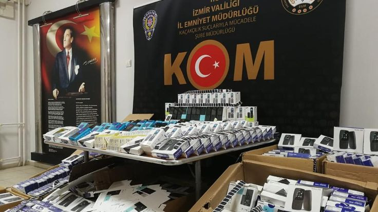 İzmir'de 250 bin liralık kaçak telefon operasyonu