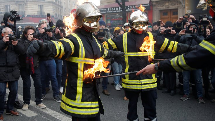 Paris'te itfaiyeciler polisle çatıştı
