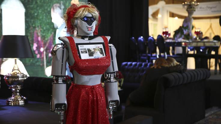 Kına tepsisi taşıyıp türkü söyleyebilen robot fuarda tanıtıldı