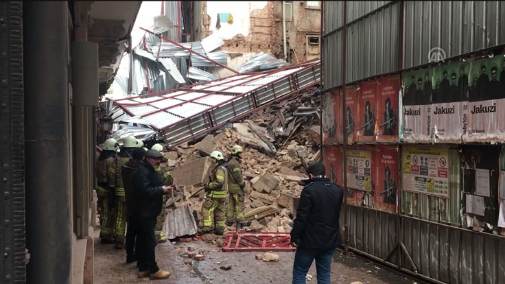 Beyoğlu'nda 5 katlı bina çöktü