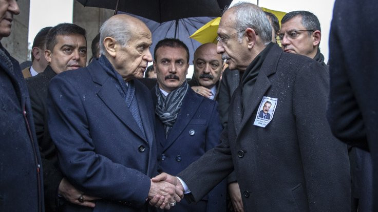 Kılıçdaroğlu ve Bahçeli cenazede tokalaştı