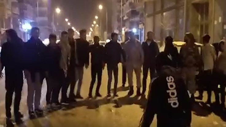 Kar topu oynayan gençler polisi korkuttu