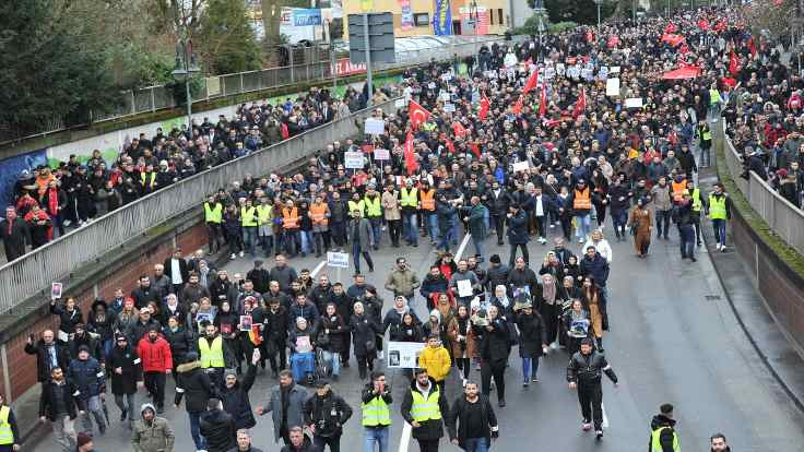 Almanya'da ırkçı saldırılara tepki yürüyüşü