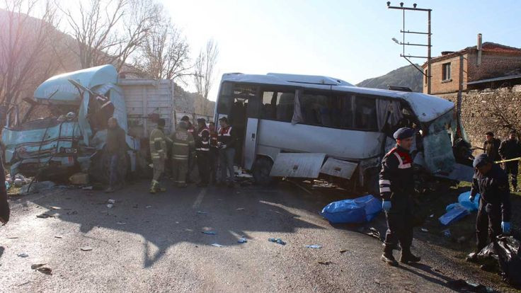 İzmir'de işçi servisi kaza yaptı: 4 ölü, 8 yaralı