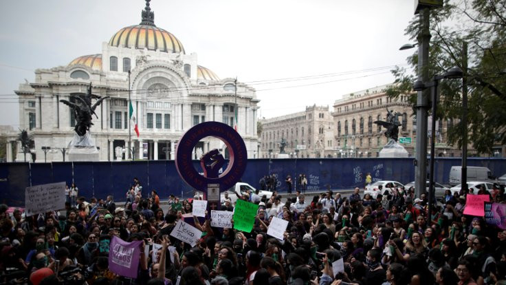 Meksika'da kadın cinayetleri protestosu: Kadın katili devlet