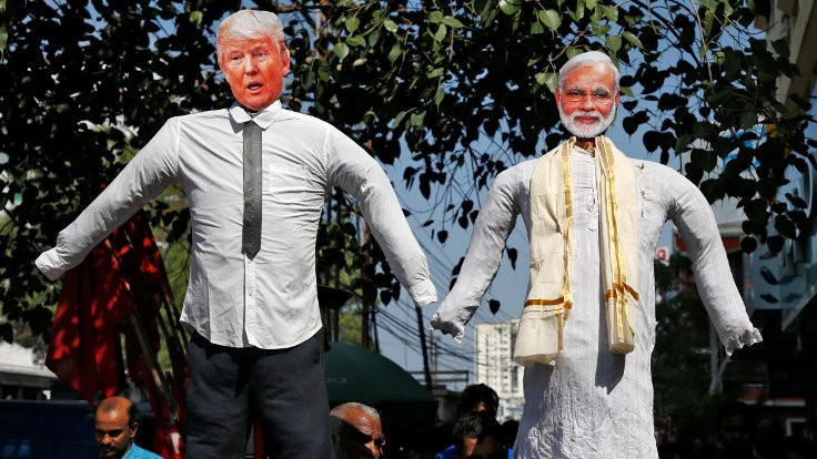 'Namaste Trump': Hindistan'da ABD Başkanı'na 100 bin kişilik karşılama