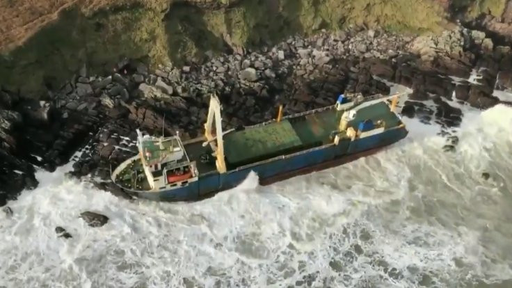 'Hayalet gemi' İrlanda'da kıyıya vurdu
