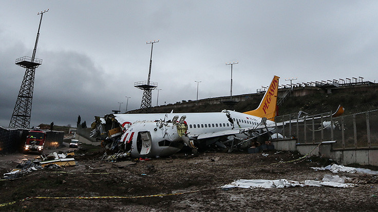 Sabiha Gökçen'de uçak kazası: 3 ölü, 179 yaralı