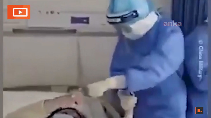 Çin'de sağlıkçılar hastalara şarkılarla moral verdi