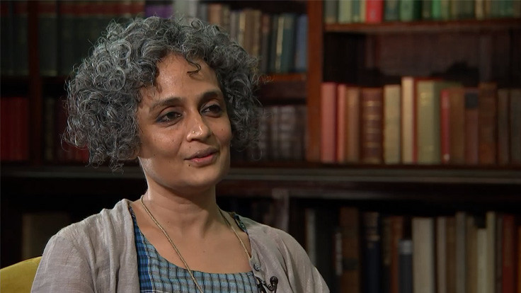 Arundhati Roy: Delhi’deki şiddet bizim koronavirüs versiyonumuz