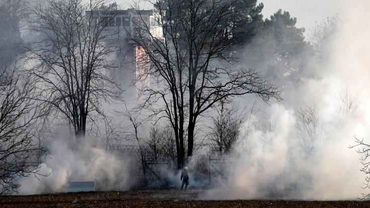 Su sıkan Yunanistan'a Türkiye'den gaz bombası