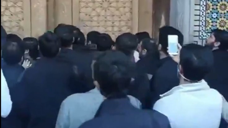 İran'da kapatılan türbenin önünde isyan