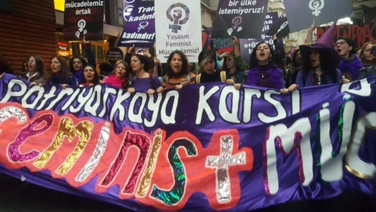 Kuşatmaya rağmen kadınlar Taksim'de