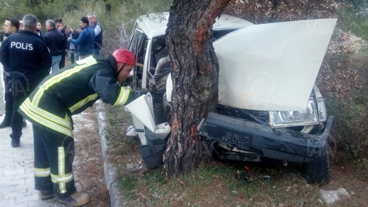 Denizli'de otomobil ağaca çarptı: 1 ölü, 1 yaralı