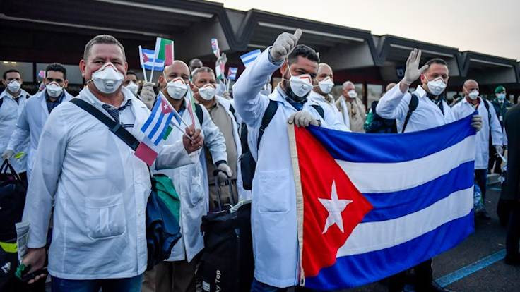 Kübalı sağlıkçılar alkışlarla karşılandı