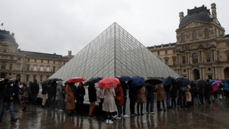 Louvre müzesi salgın nedeniyle kapatıldı