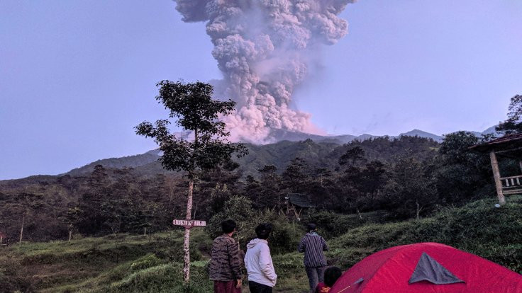 Endonezya'daki Merapi yanardağı patladı