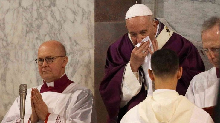Papa ayinde öksürüğe boğuldu
