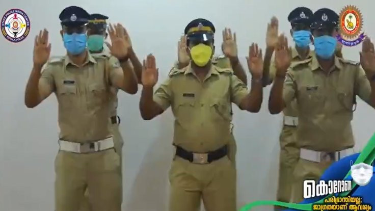 Hintli polislerden danslı el yıkama videosu