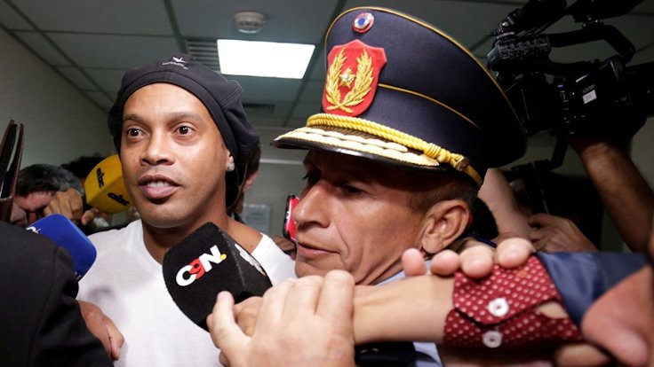 Ronaldinho sahte pasaporttan tutuklandı