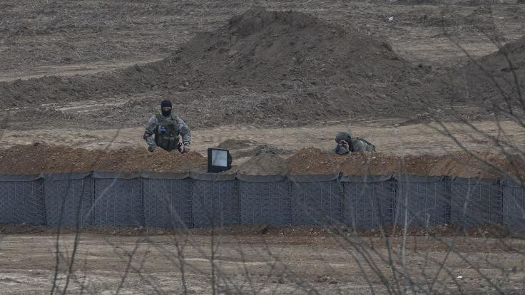 Yunanistan sınır hattına siper kazılıyor