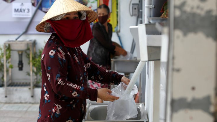 Vietnam'da 'pirinç ATM'si: Korona nedeniyle işini kaybedenlere 24 saat pirinç veriyor