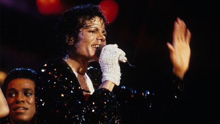Michael Jackson'ın meşhur eldiveni 104 bin dolara satıldı