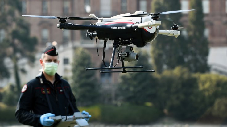 İtalya'da polisler drone kullanıyor: Hem ateş ölçüyor, hem uyarıyor