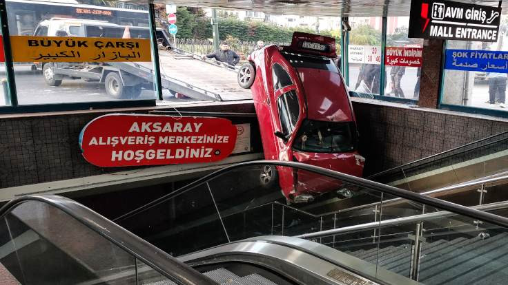 Kaza yapan otomobil Yeraltı Çarşısı'na uçtu