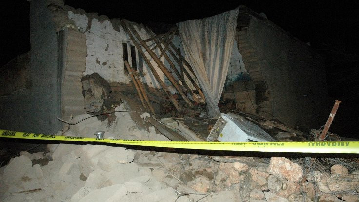 Diyarbakır'da kerpiç ev çöktü, iki kardeş öldü
