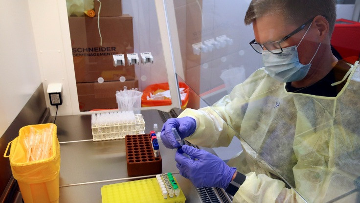 Rus uzman: Korona virüsü 4 metreden bulaşıyor