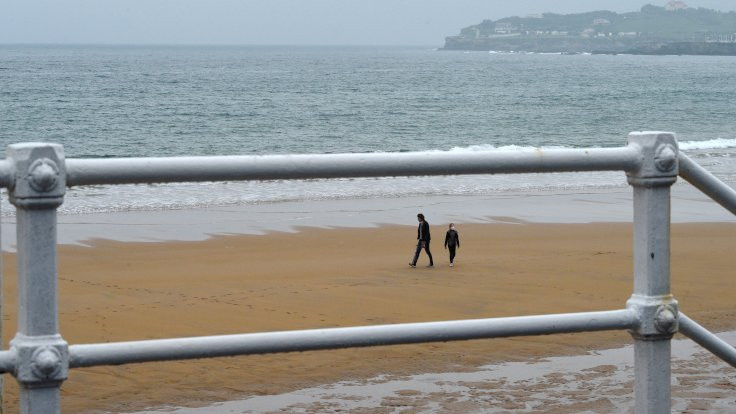 İspanya'da plajı çamaşır suyuyla dezenfekte eden yetkili özür diledi
