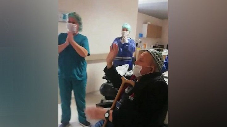 84 yaşındaki hasta alkışlarla taburcu edildi