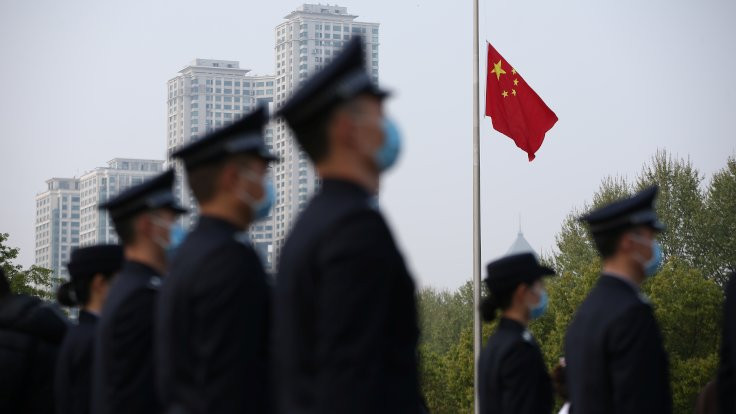 Çin'de üç dakikalık saygı duruşu
