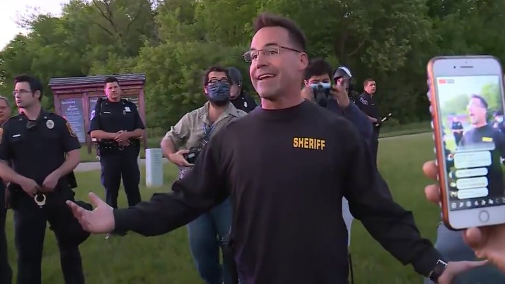 ABD'de bir şerif kaskını çıkarıp eylemcilere katıldı